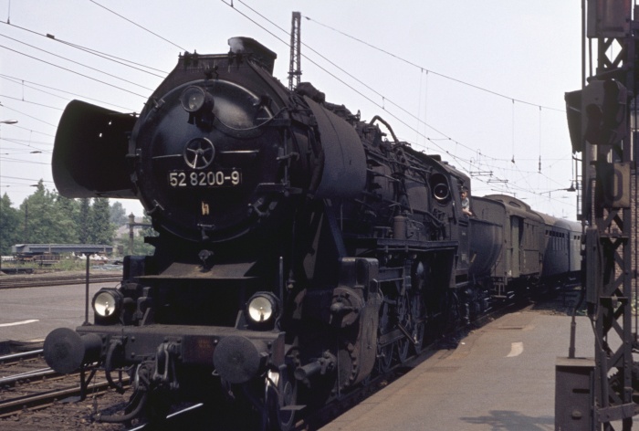 52&nbsp;8200 vor Personenzug einfahrend in Dresden-Neustadt, 16.07.1976