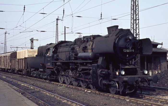 52&nbsp;8200 mit Güterzug Richtung Bischofswerda rollt in Dresden-Neustadt ein, um 8:30h am 17.07.1976