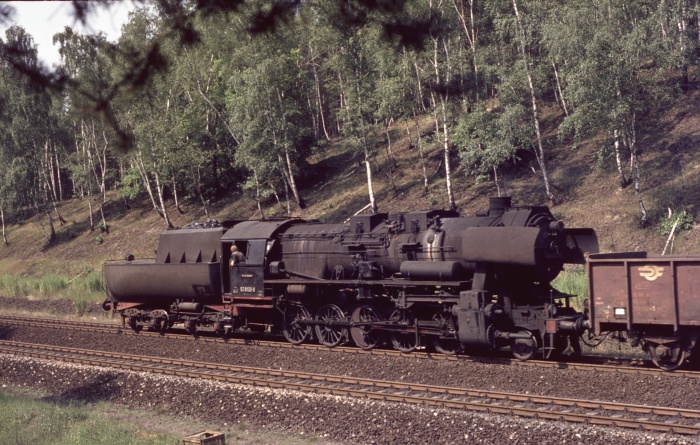 52&nbsp;8130&nbsp;Tv vor Güterzug abwärts in der Desdener Heide bei Klotzsche, 17.07.1976