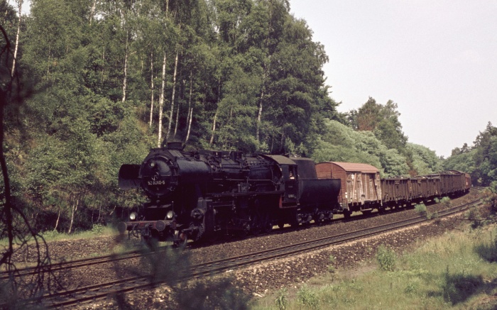 52&nbsp;8080 mit Güterzug Richtung Dresden abwärts fahrend durch die Dresdener Heide bei km&nbsp;96,7, um 11:40h am 17.07.1976