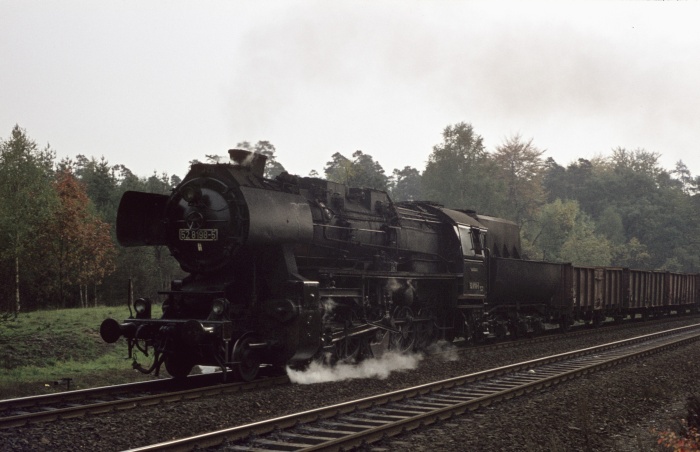 52&nbsp;8198 mit Güterzug aufwärts vor Dresden-Klotzsche, 15.10.1976