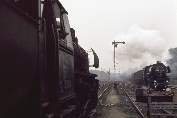 52 8143 mit Gz Ausfahrt Klotzsche an 52&nbsp;5732 vor P&nbsp;19804 vorbei, 15.10.1976