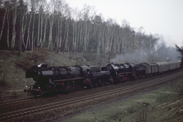 52&nbsp;8030 + 52&nbsp;8094 vorm P&nbsp;3808 abwärts bei Dresden-Klotzsche, 13.03.1977