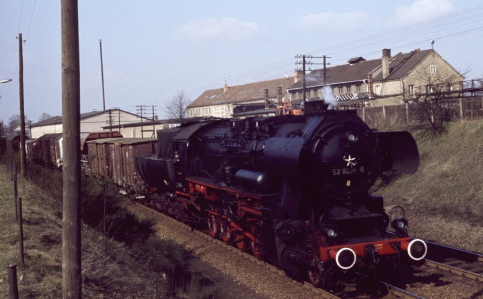 52&nbsp;8094 mit Gz aus Richtung Dresden vor Bautzen, 14.03.1977