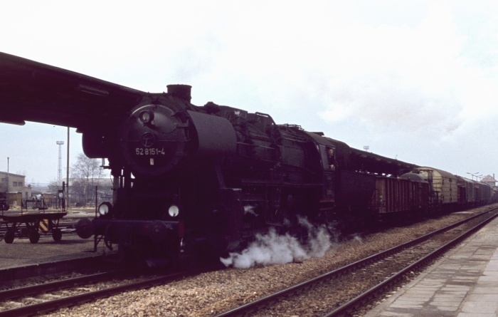 52&nbsp;8151 mit Güterzug aus Dresden Richtung Bautzen durchfährt Bahnhof Arnsdorf, nachmittags am 14.03.1977