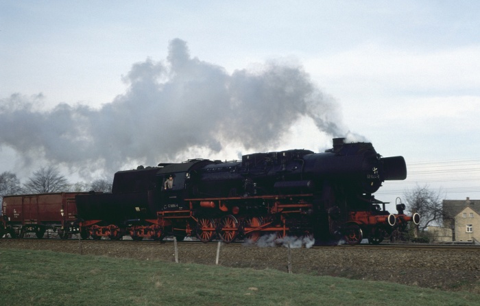 52&nbsp;8094 Güterzug Richtung Osten bei Großharthau, 17.03.1977