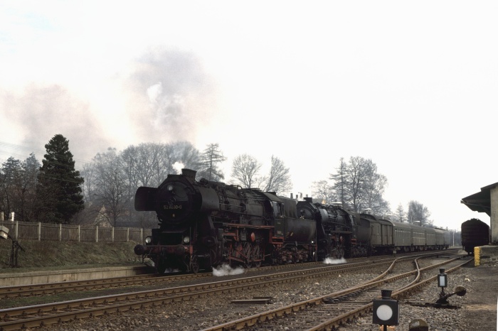 52&nbsp;8030 + 52&nbsp;8056 mit P&nbsp;3808 Abfahrt Großharthau, 17.03.1977