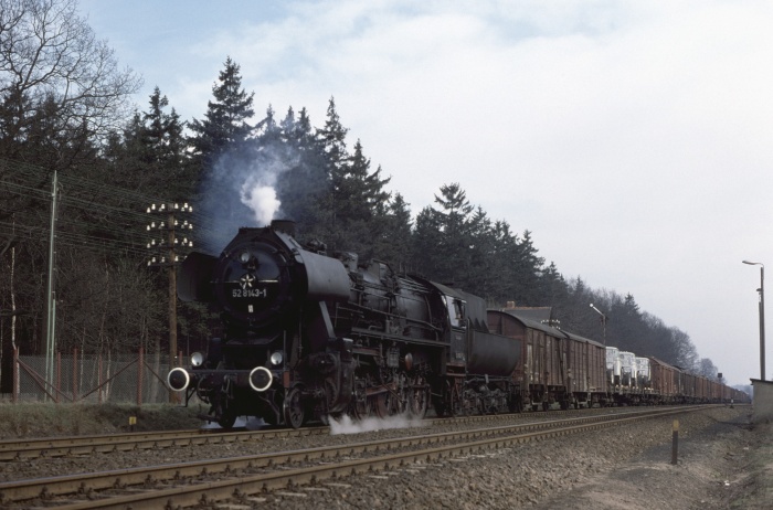 52&nbsp;8143 mit Gz ->Dresden hinter Großharthau, 17.03.1977