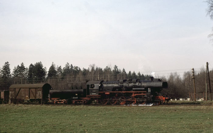 52&nbsp;8016 mit Güterzug ->Bischofswerda, vor Großharthau, 17.03.1977