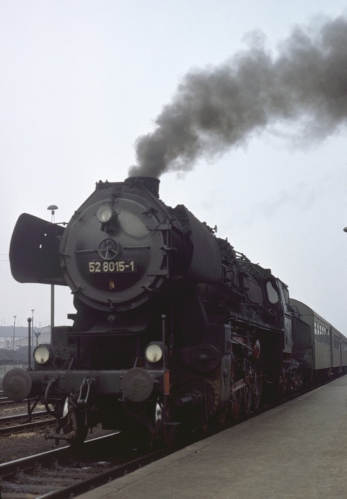 52&nbsp;8015 vor P&nbsp;9937 in Elsterwerda, 18.03.1977