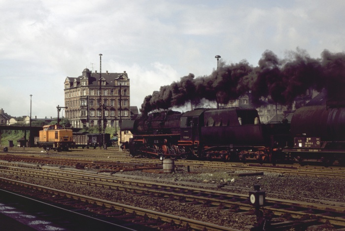 52&nbsp;8200 (jetzt mit anständigem Kamin, der GIESL war endlich weg) mit leider nur einer sehr kurzen Übergabe Ausfahrt Löbau, um 13:30h am 27.08.1981