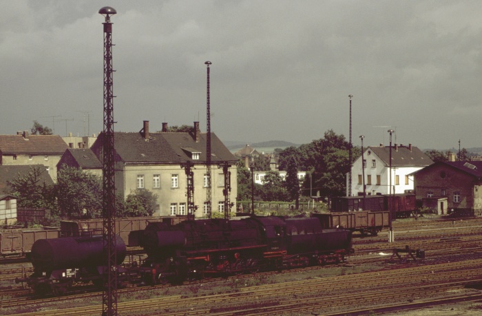 52&nbsp;8200&nbsp;Tv kam dann etwa 40 Minuten später mit nur einem Kesselwagen als Übergabe-Gz zurück im Bahnhof Löbau, fotografiert um 14:10h am 27.08.1981