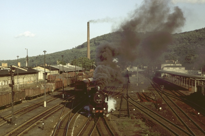 52&nbsp;8200 mit dem Nahgüterzug Richtung Seifhennersdorf, Ausfahrt Bf Löbau, um 17:40h am 27.08.1981