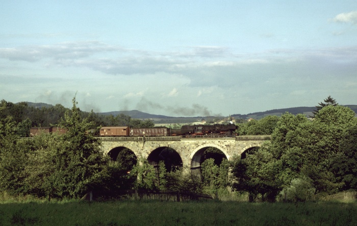 52&nbsp;8107 mit Güterzug auf dem Höllengrund-Viadukt bei Dürrhennersdorf, am 28.08.1981