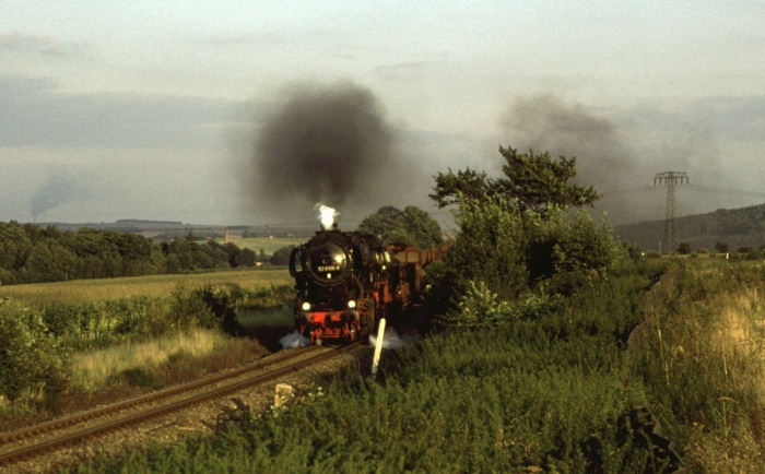 52&nbsp;8106 mit Güterzug Löbau ->Bautzen bei Nechen, um 19:05h am 28.08.1981