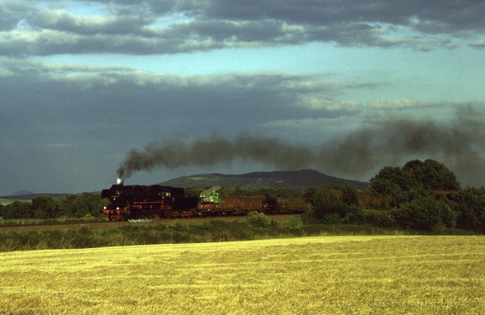52&nbsp;8106 mit Gz ->Bautzen hinter Löbau, am 28.08.1981