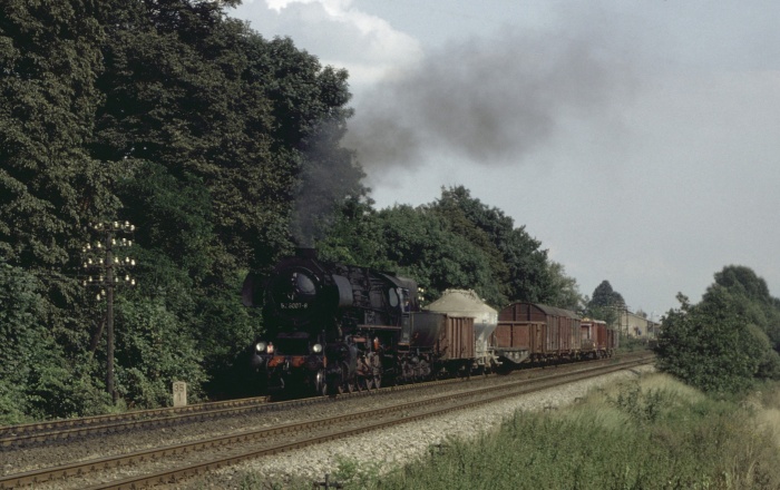 52&nbsp;8007 mit Güterzug von Löbau nach Bautzen im (damaligen) Kreuzungsbahnhof Pommritz, um 15:30h am 02.09.1981