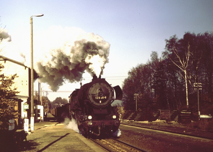 52&nbsp;8106 mit Gz ->Zittau, Durchfahrt Putzkau, am 20.02.1982