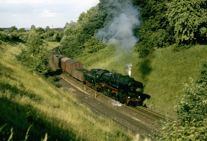 52&nbsp;8183 mit Güterzug ->Seifhennersdorf/Zittau, hinter Ausfahrt Löbau, 14.06.1982
