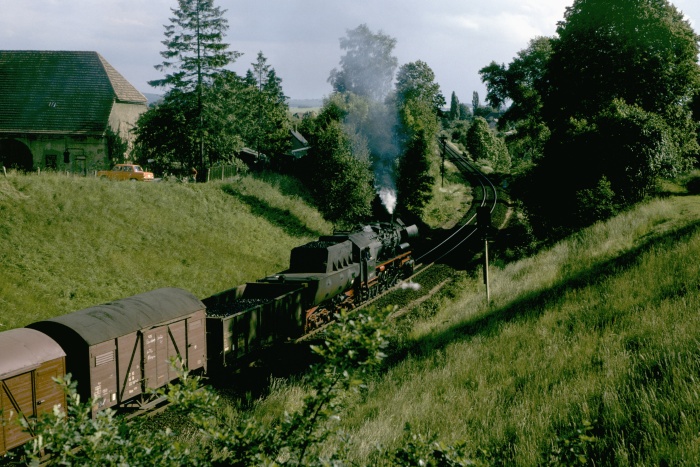 52&nbsp;8183 mit Güterzug ->Seifhennersdorf/Zittau, hinter Ausfahrt Löbau, 14.06.1982
