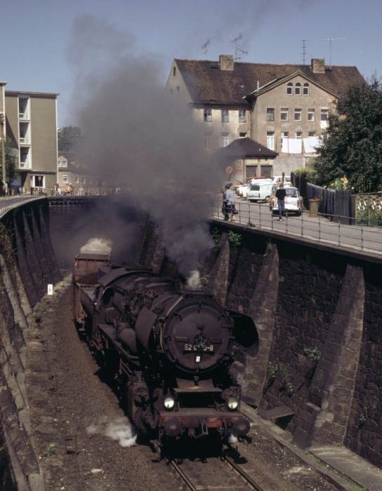 52&nbsp;8106 mit Gz verlässt den Kamenzer Stadttunnel, 26.08.1980