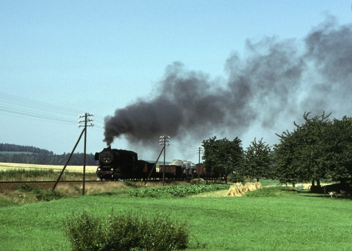 52&nbsp;8106 mit demselben Nahgüterzug Richtung Arnsdorf in der Steigung bei dem Dorf Gelenau (wo auch einige wenige Soundaufnahmen gemacht wurden), um 13:15h am 26.08.1980