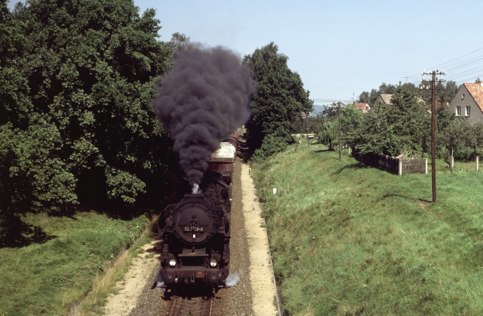 52&nbsp;8106 mit Nahgüterzug vor Pulsnitz, 26.08.1980