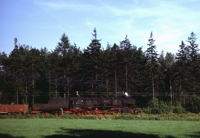 52&nbsp;8124 mit dem nachmittäglichen Gz ->Arnsdorf im Wald hinter Pulsnitz, um 17:40h am 26.08.1980