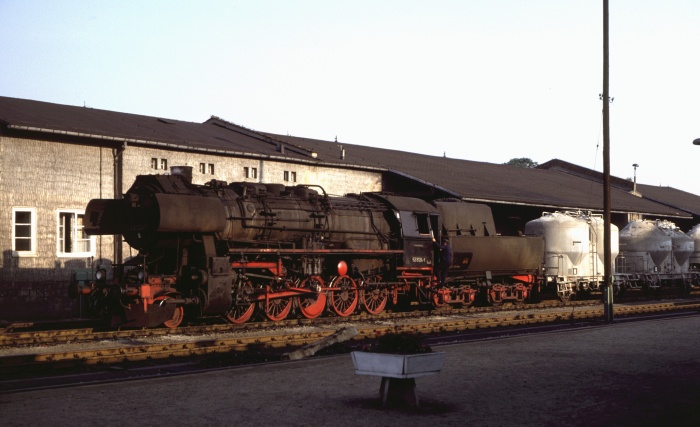 52&nbsp;8124 mit Güterzug in Kamenz, am 28.08.1980