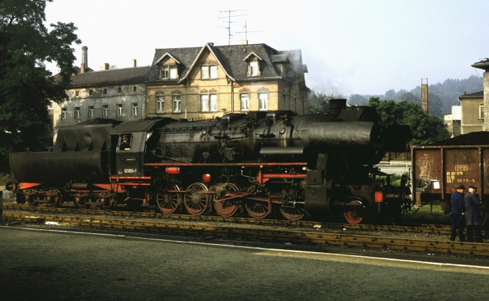 52&nbsp;8124&nbsp;Tv vor Güterzug im Bahnhof Kamenz, 02.09.1981
