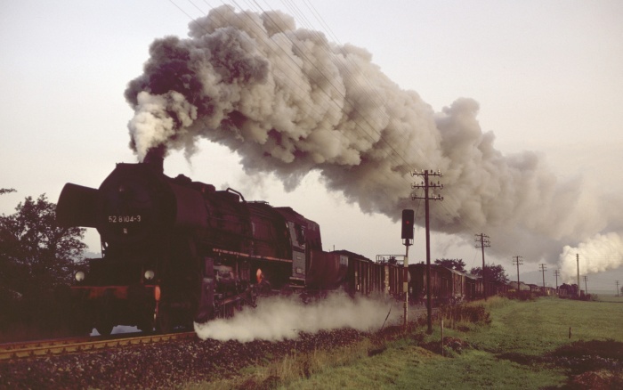 52&nbsp;8104 zieht Dg, Schub: 52&nbsp;6721, bei Gelenau, 03.09.1981