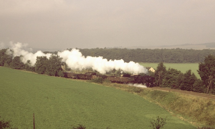 52&nbsp;8062 mit morgendlichen Güterzug aus Straßgräbchen vor Kamenz, um 9:13h am 03.09.1981
