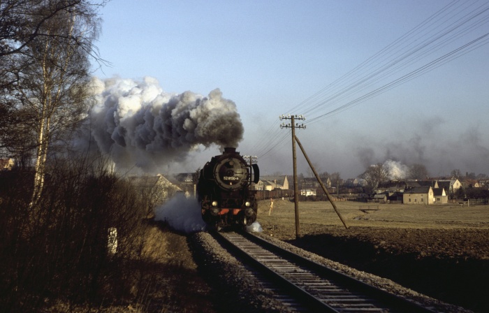 52&nbsp;8130 zieht Dg, Schublok: 52&nbsp;8123, hinter Pulsnitz, am 20.02.1982