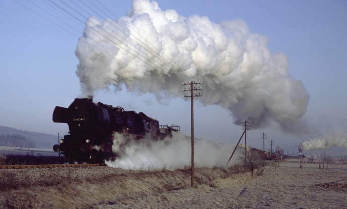 52&nbsp;8104 zieht Dg, Schublok: 52&nbsp;8013, Steigung bei Gelenau, 21.02.1982