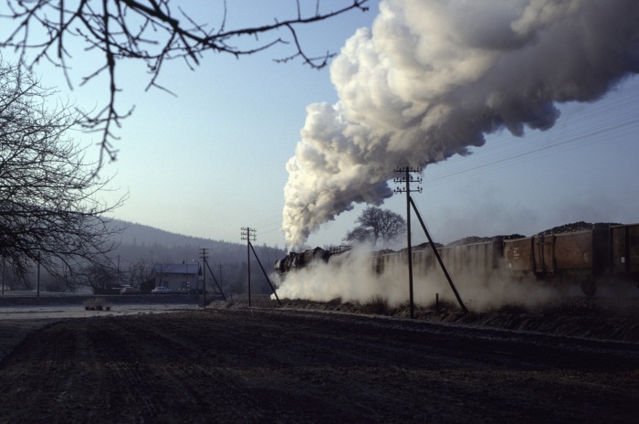 52&nbsp;8104 zieht Dg, Steigung bei Gelenau, 21.02.1982