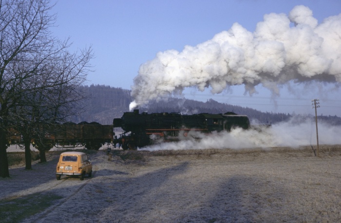52&nbsp;8013 schiebt Dg Steigung bei Gelenau, 21.02.1982