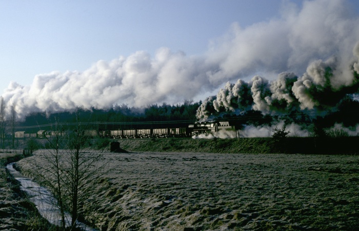 Durchgangsgüterzug nach Dresden: Schublok 52&nbsp;8013 an den großen Wiesen hinter Pulsnitz, am 21.02.1982 um 8:25h