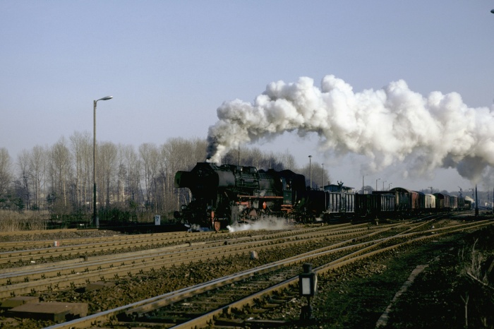 52&nbsp;8192 mit Güterzug ->Kamenz, Ausfahrt Arnsdorf, 21.02.1982