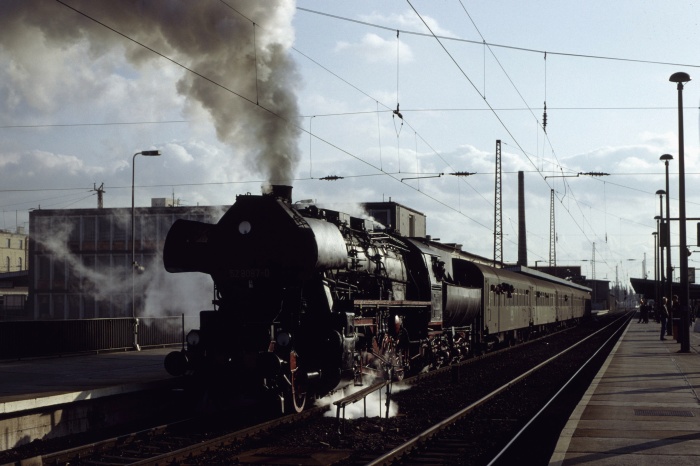 52&nbsp;8087 mit N&nbsp;3465 Abfahrt in Magdeburg Hbf, am 19.10.1991