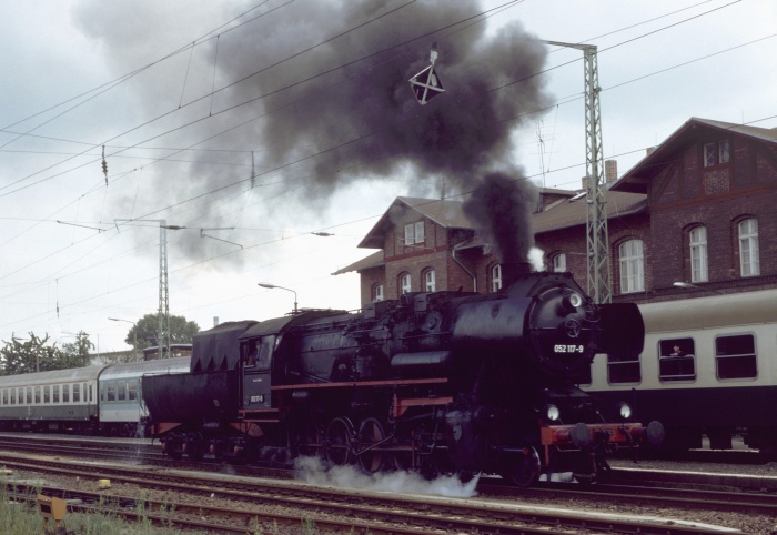 “052&nbsp;117” alias 52&nbsp;8117 hatte den damals bekannten “Gurken-Sonderzug” aus Berlin in den Spreewald gebracht und fährt hier Lz in Richtung Lübbenau durch den Bahnhof Vetzschau, um 17:30h am 11.09.1993