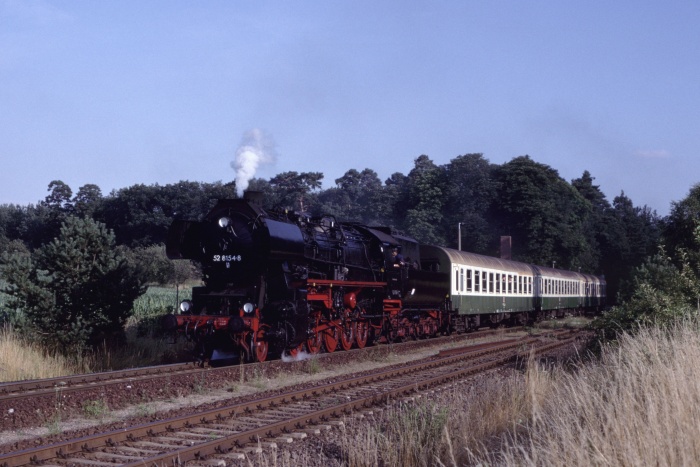 52&nbsp;8154 mit RB&nbsp;37589 Ausfahrt Börnecke, 17.07.1999