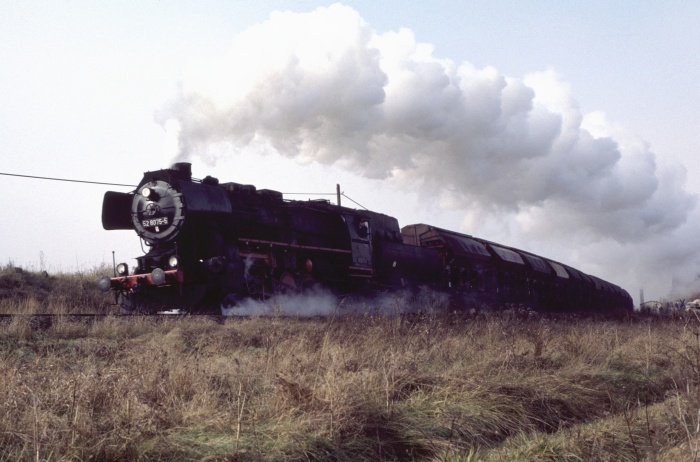 52&nbsp;8075 mit Güterzug KC&nbsp;62570 (Vacha-Salzungen) bei Dorndorf, um 11:45h am 29.10.1999