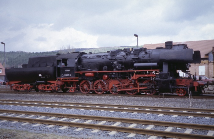 52&nbsp;8075 Tender voran vor dem Holzzug DGE 91095 in Themar, am 04.04.2006