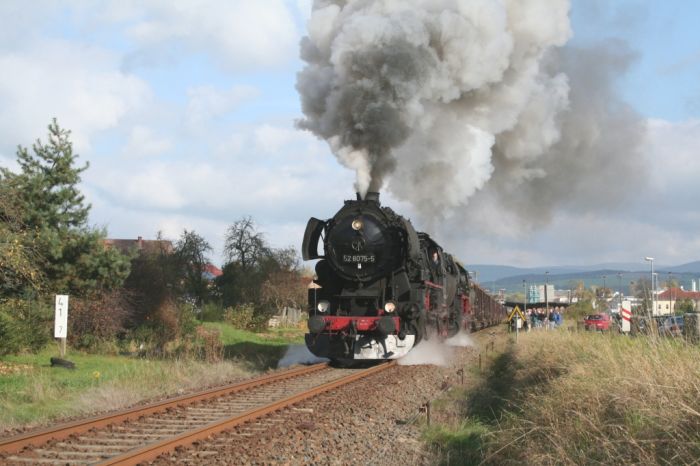 52&nbsp;8075 + 52&nbsp;8079 mit schwerem Güterzug Richtung Meiningen, Ausfahrt Wernshausen, um 11:11h am 13.10.2007