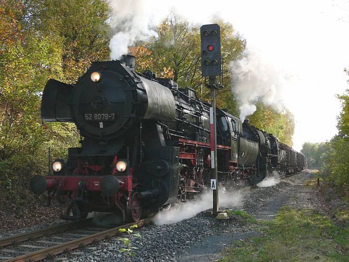 52&nbsp;8079 + 52&nbsp;8075 mit schwerem Güterzug Richtung Eisenach, direkt an der Ausfahrt von Marksuhl fotografiert, um 15:37h, am 13.10.2007