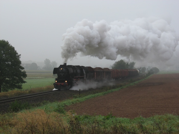 52&nbsp;8075 mit Güterzug (Holzzug) Richtung Eisenach, hinter Ausfahrt Marksuhl in wunderschöner Herbst- Akustik, um 9:37h am 11.10.2007