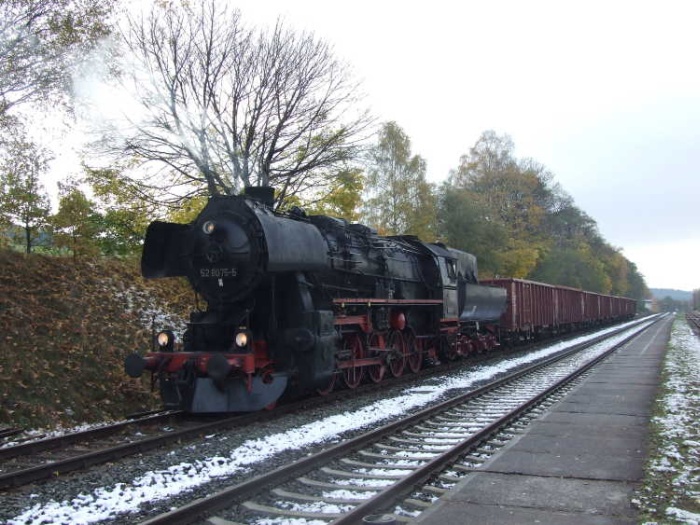 52&nbsp;8075 vor leichtem “light”-Güterzug Richtung Eisenach, wartet in Marksuhl auf Kreuzung, um ca. 10:15h, am 31.10.2008