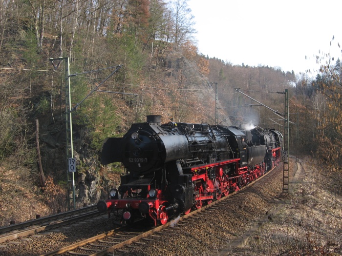52&nbsp;8079 + 52&nbsp;8047 hinten am Sonderzug, bei Edle Krone, 8:45h am 21.03.2009