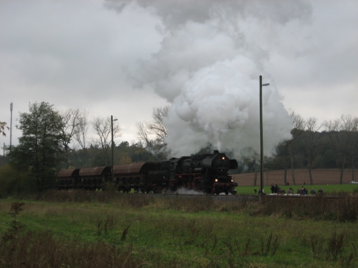 52&nbsp;8079 mit dem Sondergüterzug DGz&nbsp;93354 (ein Lg) auf dem Weg nach Marksuhl aus Oberrohn ausfahrend, um 14:40h am 24.10.2009