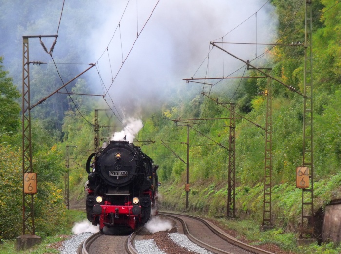 52&nbsp;8168 + 41&nbsp;1150 donnern mit dem Sonderzug von Göppingen nach Amstetten anläßlich der “IMA” auf der Geislinger Steige empor, um 14:37h am 19.09.2015